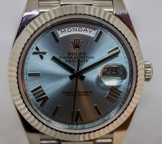 Replika Uhren Rolex Day-Date 40 geriffelte Lünette Platin 228236 1