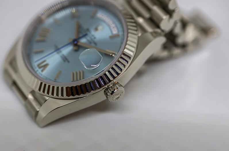 Replika Uhren Rolex Day-Date 40 geriffelte Lünette Platin 228236 2