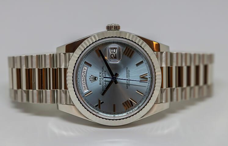 Replika Uhren Rolex Day-Date 40 geriffelte Lünette Platin 228236 3