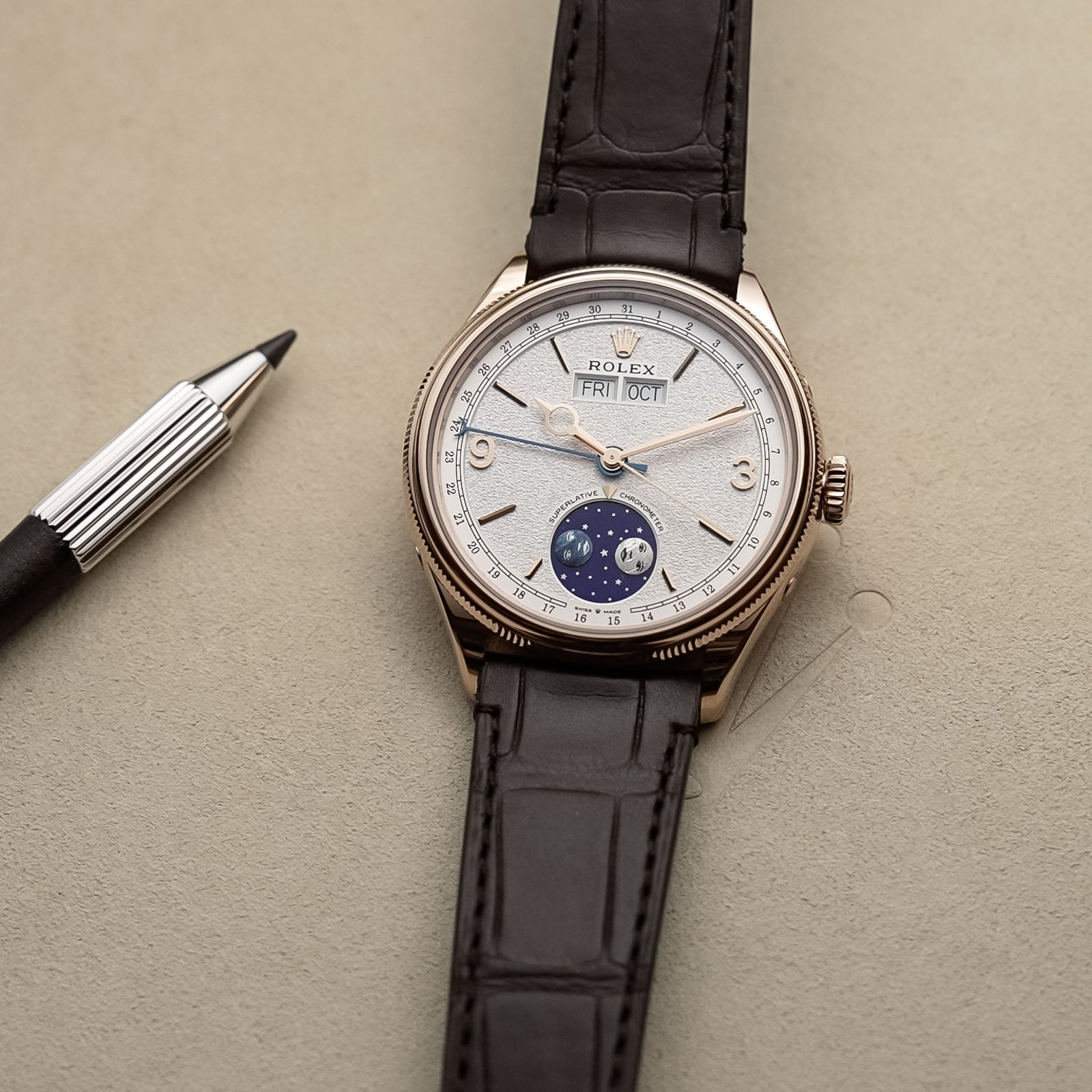 Nahaufnahme der Rolex Perpetual Padellone Mondphasenanzeige bei 6 Uhr