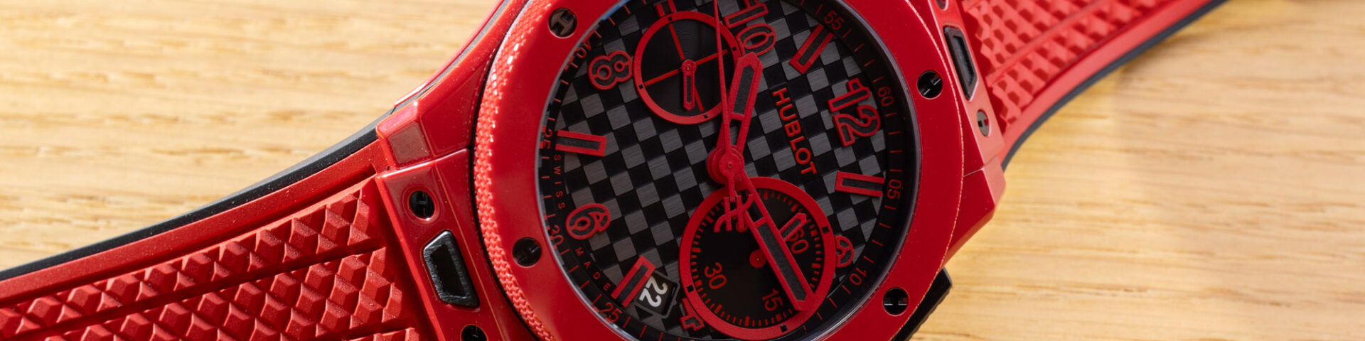 Hublot Big Bang 20. Jubiläum Red Magic und All Black Ceramic Uhren Gehäuse und Lünette Detail