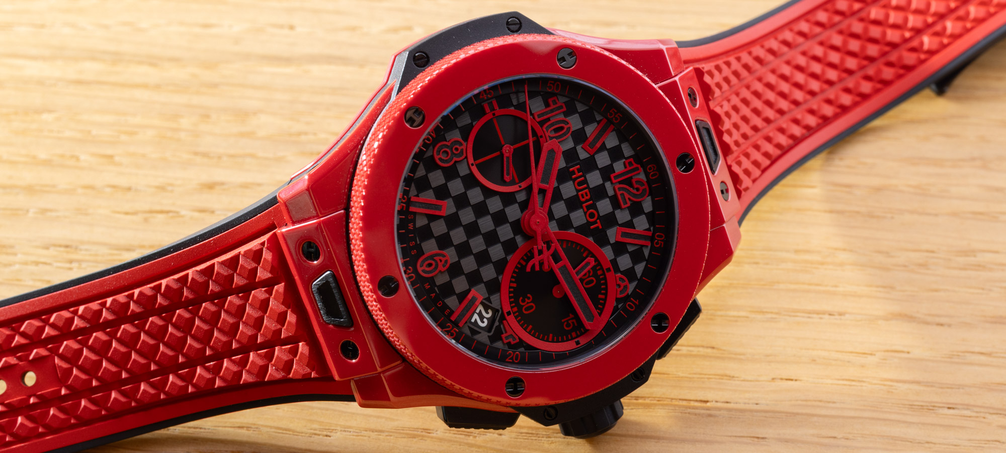 Hublot Big Bang 20. Jubiläum Red Magic und All Black Ceramic Uhren Gehäuse und Lünette Detail