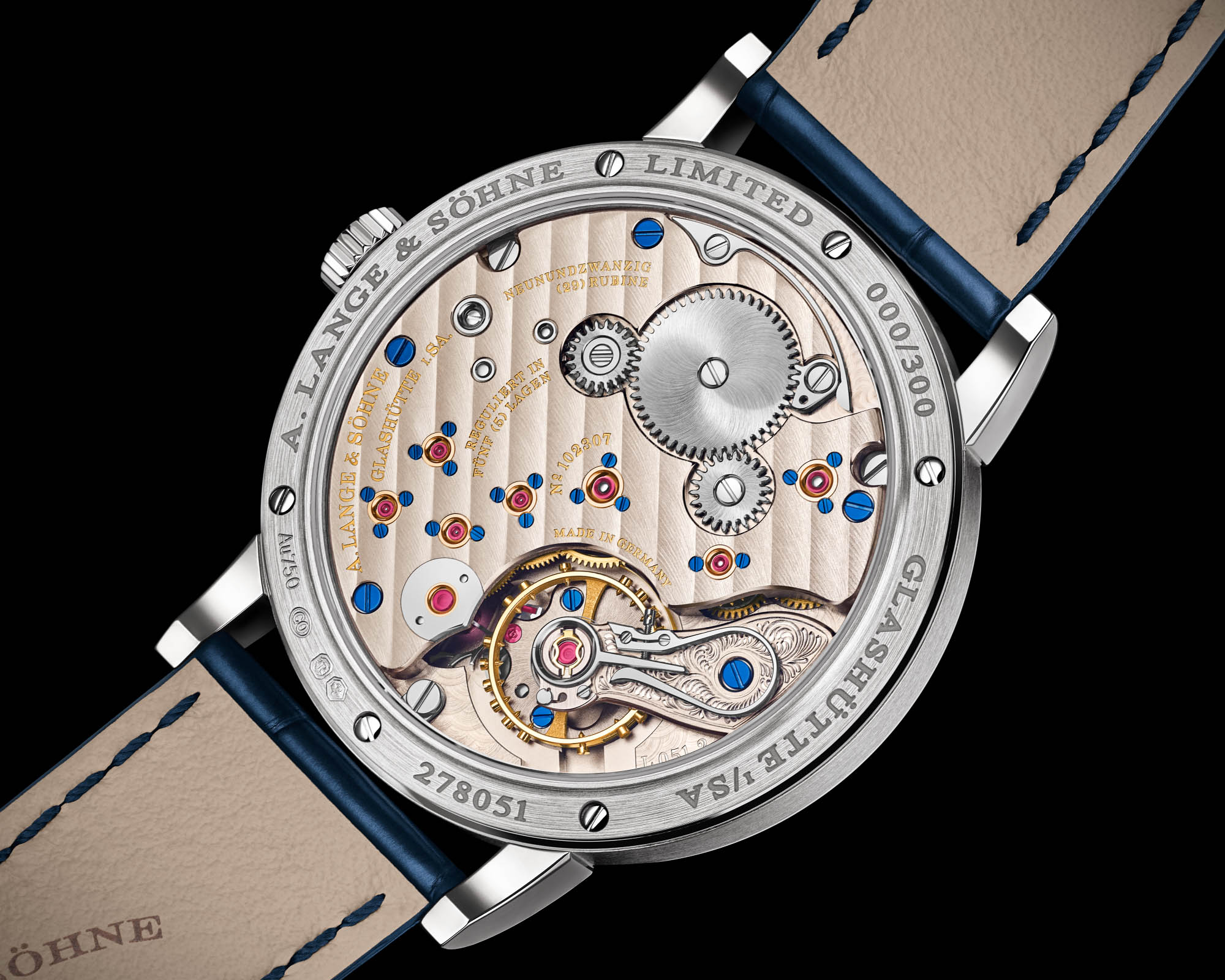 A. Lange & Söhne 1815 Up/Down 244.028 Weißgold am Handgelenk mit blauem Alligatorband