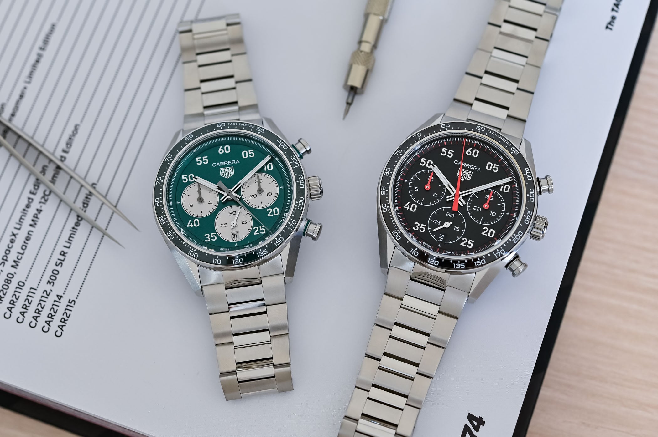 TAG Heuer Carrera Chronograph Sport 2026 Zifferblatt mit arabischen Minutenziffern und Tricompax-Layout