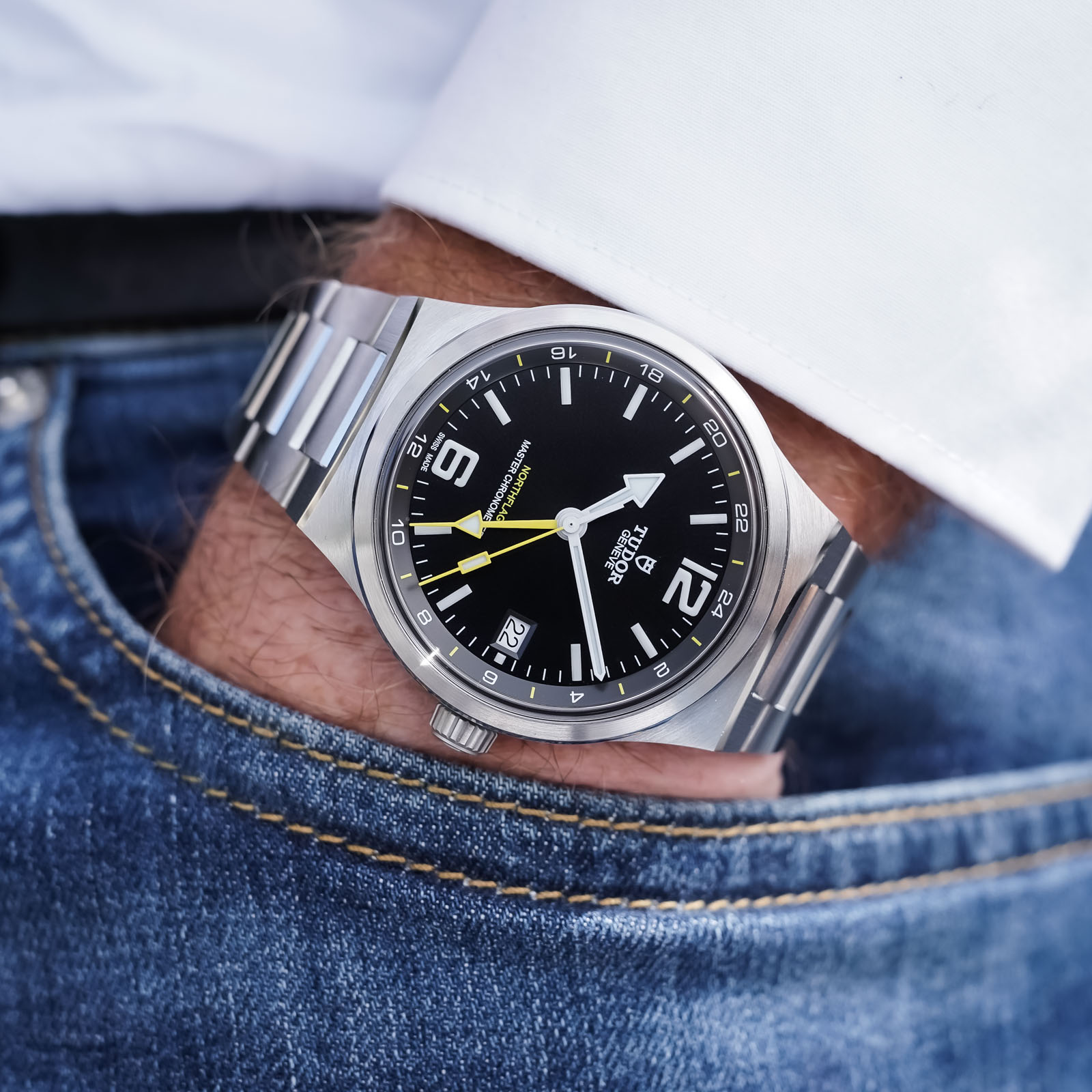 Tudor Northflag GMT Uhr schwarzes Sonnenschliff-Zifferblatt mit gelbem GMT-Zeiger und 24-Stunden-Skala