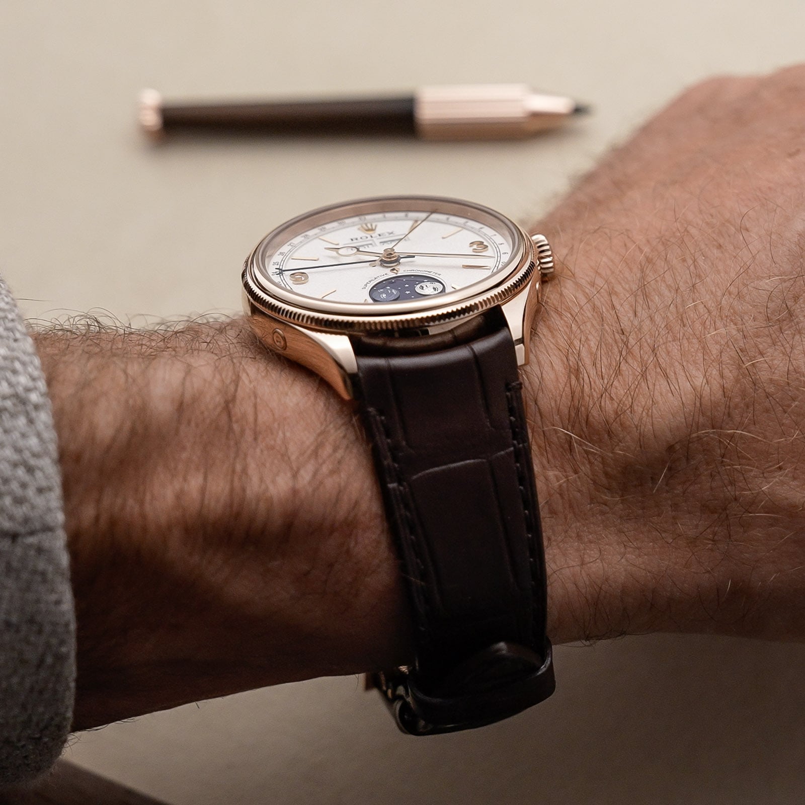 Rolex Perpetual Padellone am Handgelenk mit Lederband