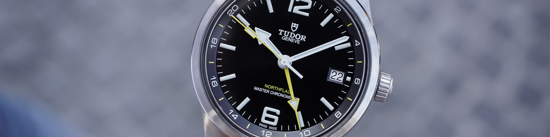 Tudor Northflag GMT Uhr Edelstahlgehäuse und feste gebürstete Lünette, Dreiviertelansicht