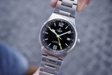 Tudor Northflag GMT Uhr Edelstahlgehäuse und feste gebürstete Lünette, Dreiviertelansicht