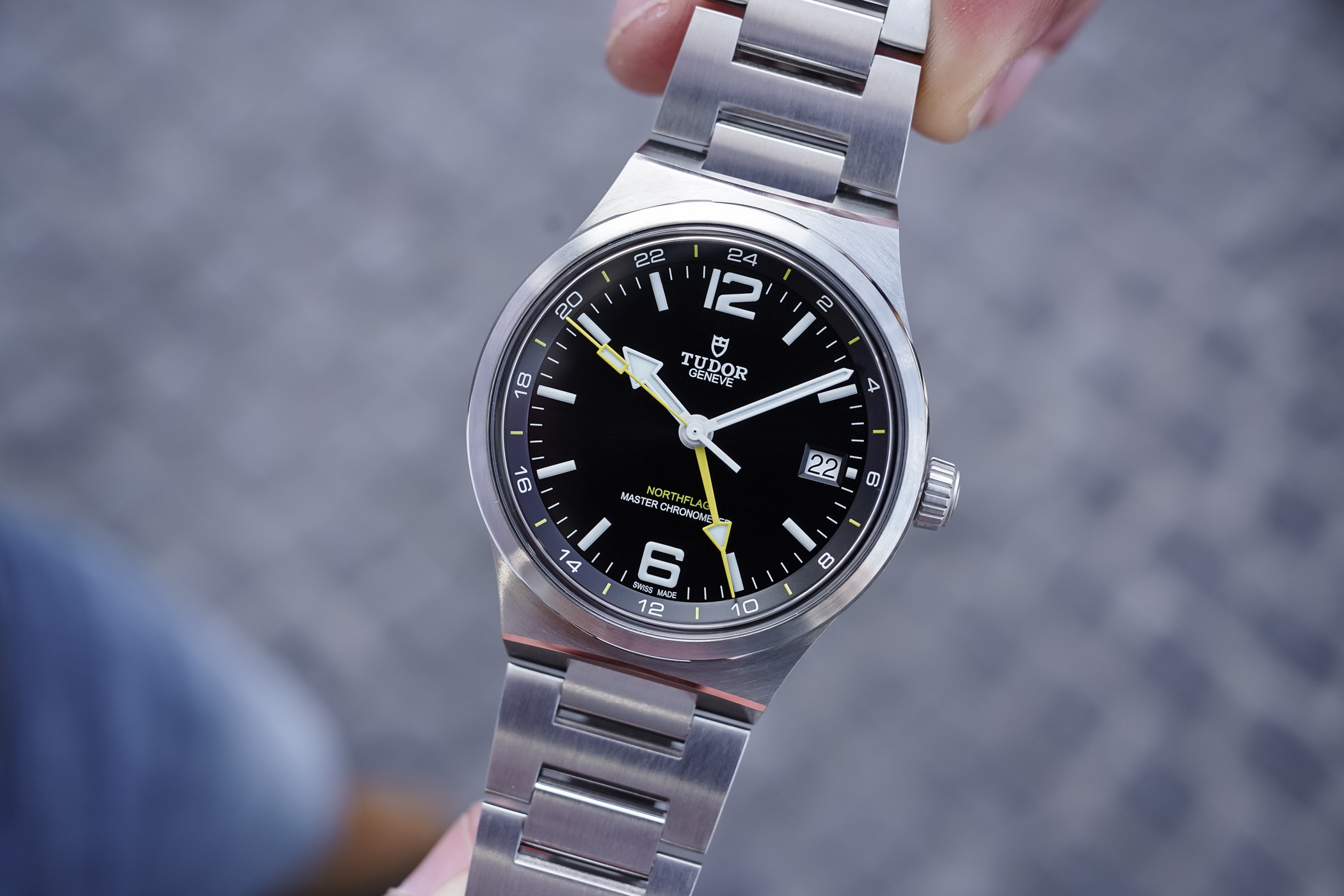 Tudor Northflag GMT Uhr Edelstahlgehäuse und feste gebürstete Lünette, Dreiviertelansicht